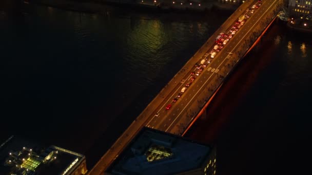 Letecké noční pohled na dopravní zácpy London Bridge z nejvyšší budova v Evropě — Stock video