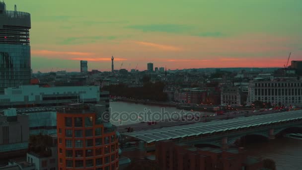 Panorámás széles lövés a Nyugat-London látképére, beleértve a Temze, Blackfriars Bridge és a Bt Tower — Stock videók
