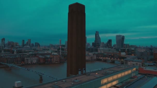 Bred panorering skott av City of London, Themsen och St Pauls Cathedral under den blå timmen — Stockvideo