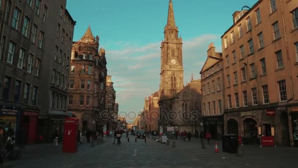 Panning shot del Royal Mile a Edimburgo, Scozia, Regno Unito — Video Stock