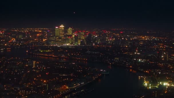 Nacht luchtfoto van de verlichte Thames banken en Canary Wharf in Londen, Engeland, Uk — Stockvideo