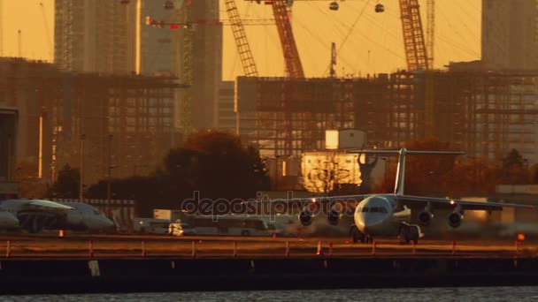 London City Airport - Ultra zbliżenie Krótkodystansowy samolot z cztery silniki turbowentylatorowe startu w złotej godziny — Wideo stockowe