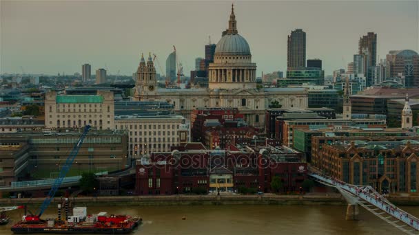 Timelapse du soir de la cathédrale St Pauls montrant la Tamise et le pont Millennium à Londres, Angleterre, Royaume-Uni — Video