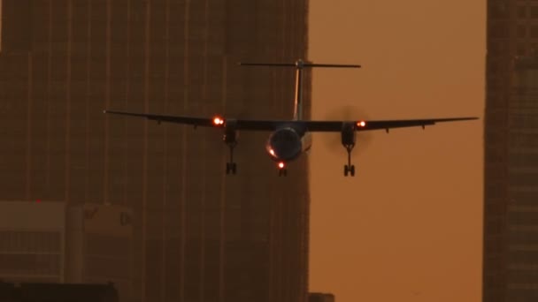 Aeropuerto de Londres City: un primer plano de un avión turbohélice de dos motores aterrizando al atardecer — Vídeos de Stock