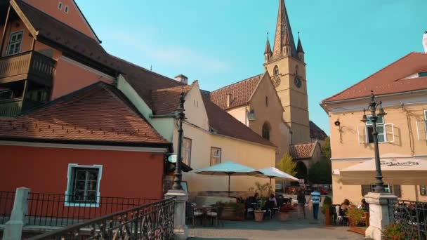 Fotografía estática que muestra a una joven pareja paseando por las calles de Sibiu, Transilvania, Rumania — Vídeo de stock