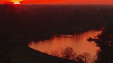 Sisli bir gün batımı Richmond Park, İngiltere, İngiltere'de gösterilen dramatik telefoto çekim