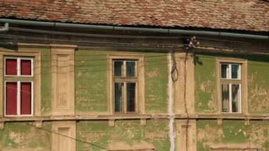Şehir Sibiu, Transilvanya, Romanya insan gözü andıran dormers ile bir eski yıkık evi ultra telefoto çekim