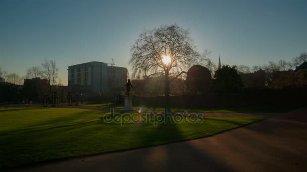 Záběr na Kensingtonský palác a zahrady pod slunečnou oblohou bez mráčku pro posouvání — Stock video