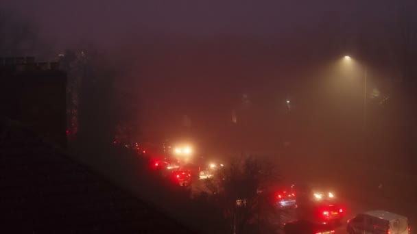 霧の極端な条件の下で流れる自動車交通のタイムラプス — ストック動画
