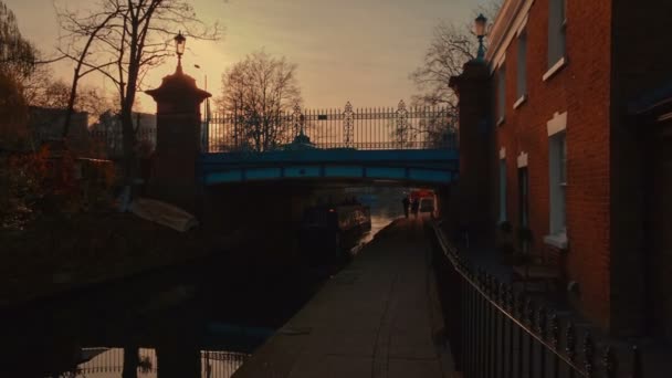 Pov gimbal walk durch die malerischen kanäle der kleinen venezianischen gegend in london, england, uk — Stockvideo