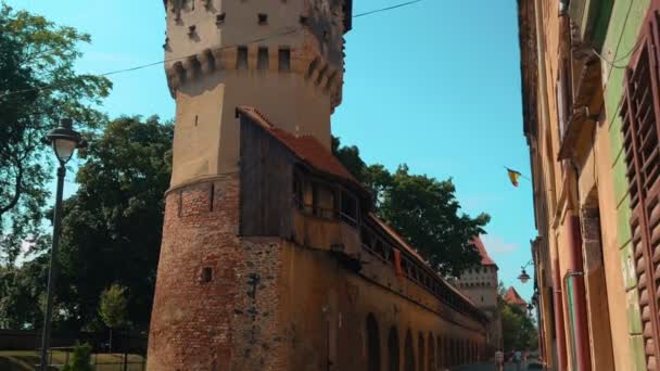 Kantelbare schot middeleeuwse ruïnes van de toren van een horloge in de stad van Sibiu, Transsylvanië, Roemenië tonen — Stockvideo
