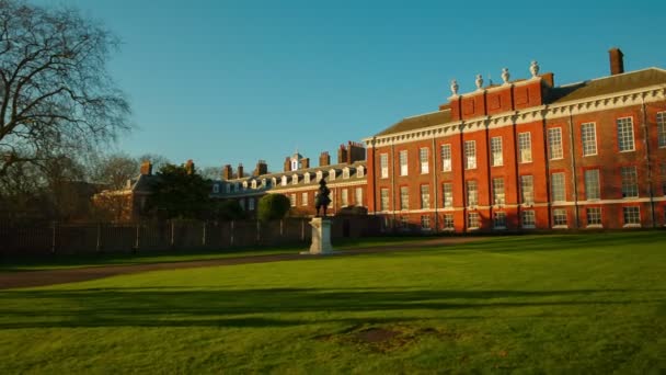 POV gimbal Londra, İngiltere, İngiltere'de güneşli bir gün boyunca Kensington sarayına doğru yürümek — Stok video