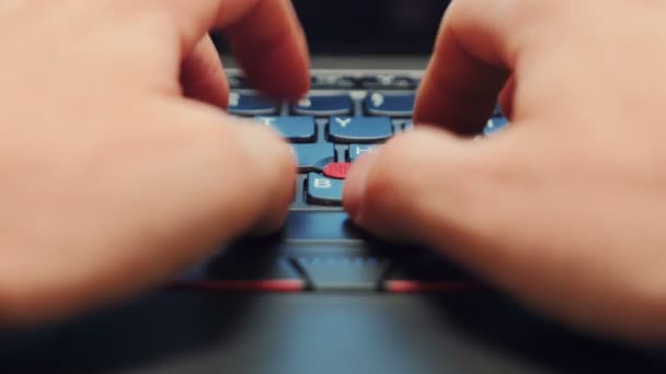 Ultra primer plano de un hombre joven escribiendo en un teclado portátil — Vídeo de stock