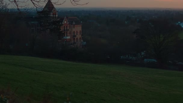 イギリス、イングランド、ロンドンのリッチモンド公園の望遠パノラマ夕景 — ストック動画