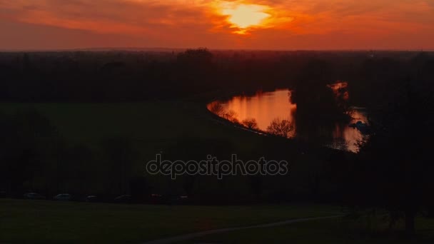 Epic tilting shot of a sunset in Richmond Park, Londres, Inglaterra, Reino Unido — Vídeos de Stock