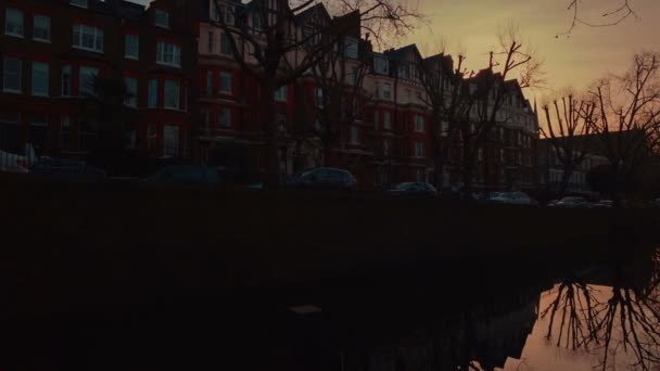 Ultra lambat panning shot dari gambar-sempurna Little Venice daerah di London, Inggris, Inggris — Stok Video