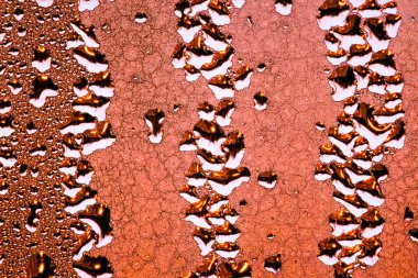 Bir pencere üzerinde yağmur damlacıkları