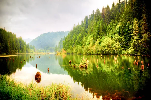 El Lago Rojo en Rumania — Foto de Stock