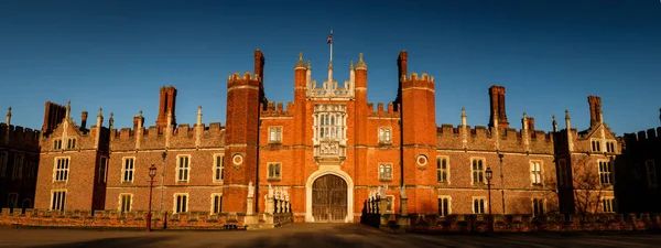 Hampton Court Palace panorama — Stock Photo, Image