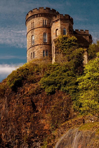 Edinburský hrad proti modré obloze — Stock fotografie
