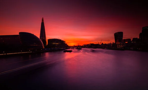 Londra'da Thames Nehri altın saat görünümü