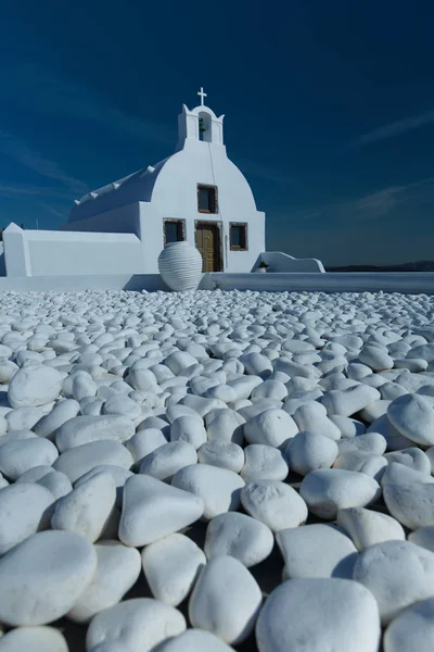 Beyaz çakıl ve bir kilisede Oia, Santorini — Stok fotoğraf