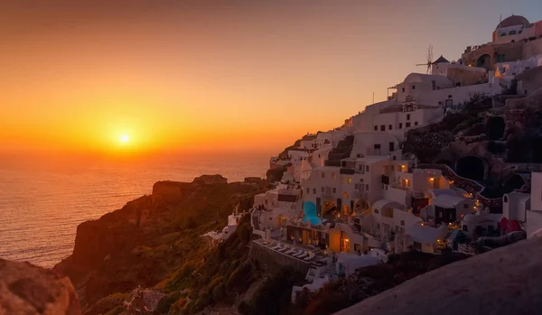 Oia, Santorini, Yunanistan kadeh günbatımı kartpostal — Stok fotoğraf