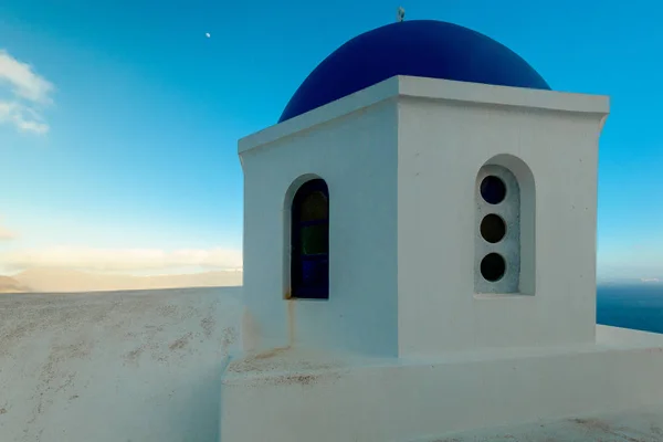 Mavi kubbe kilisede Oia, Santorini, Yunanistan — Stok fotoğraf