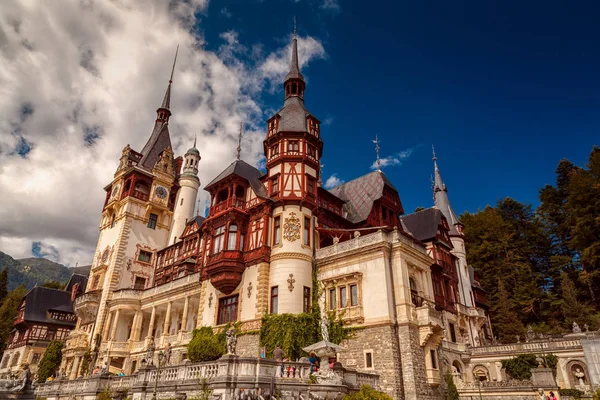 Romanya 'nın Sinaia kentindeki Peles Kalesi