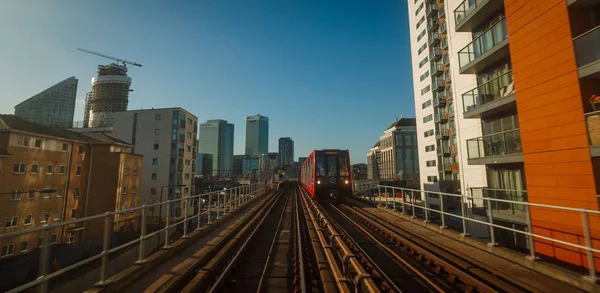 Bir köprüyü geçtikten Dlr tren geniş açı çekim