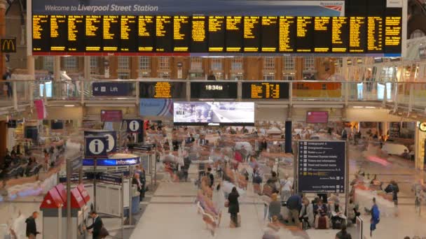 Liverpool Street estación en Londres, Reino Unido con efectos de sendero por la noche — Vídeos de Stock