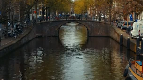 Γραφική βολή δείχνει μια σκηνή δρόμου στο Άμστερνταμ — Αρχείο Βίντεο