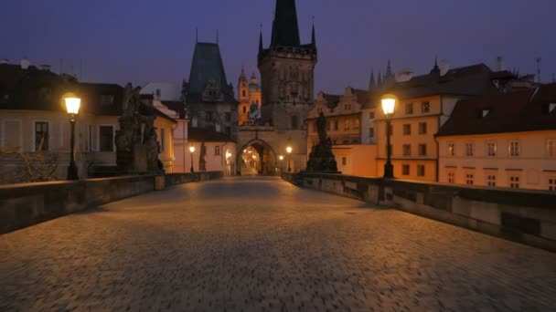 Um tiro de gimbal andando POV através de uma ponte vazia de Charles em Praga — Vídeo de Stock