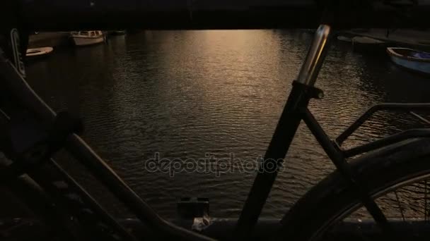 アムステルダムのアムステル川のショットを確立します。 — ストック動画