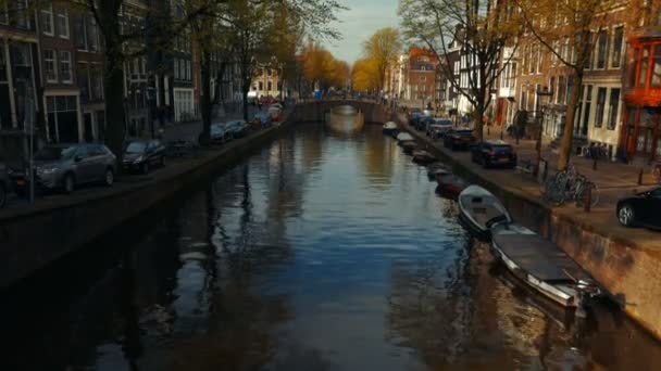 旧市街や運河は、アムステルダムでのショットを確立します。 — ストック動画
