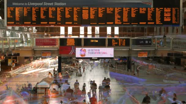 Un gros plan sur un timelapse hyperréel dans la gare de Liverpool Street à Londres — Video