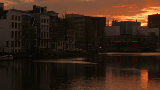 Wide establishing shot showing the Amstel river — Stock Video