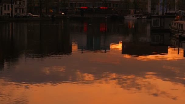 Telefoto mostrando o rio Amstel e a Ópera Nacional em Amsterdã — Vídeo de Stock
