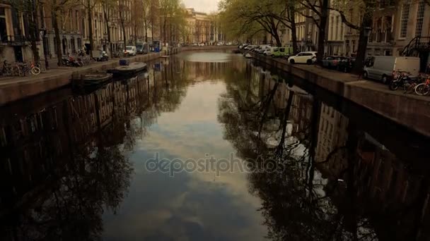 Κανάλια του Άμστερνταμ κατά τη διάρκεια της αργά το απόγευμα — Αρχείο Βίντεο