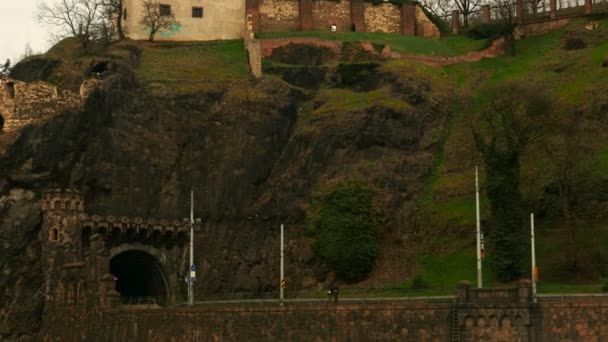 Túnel gótico esculpido em Praga — Vídeo de Stock