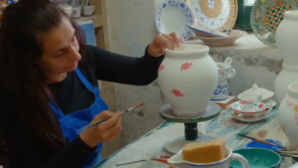 Frascos artesanales de cerámica con motivos florales — Vídeos de Stock