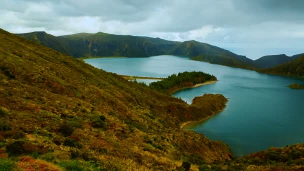 Lagoa κάνει Fogo - λίμνη της φωτιάς - στο São Miguel, οι Αζόρες, Πορτογαλία — Αρχείο Βίντεο