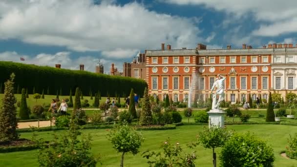 Hampton Court Palace, Лондон, Англия, Великобритания — стоковое видео