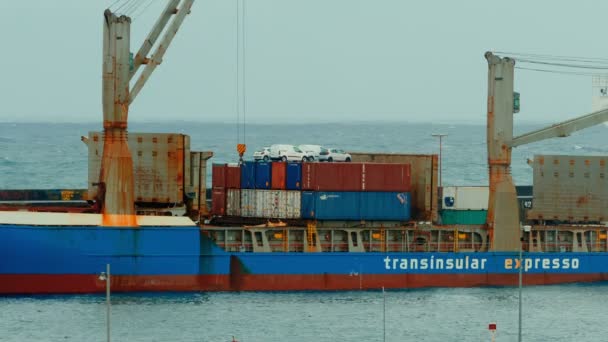 Velké nákladní loď se chystá uvolnit náklad — Stock video