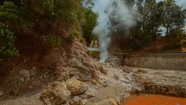 Furnas vesnice, Sao Miguel, Azorské ostrovy - horké prameny, gejzíry, fumaroly — Stock video