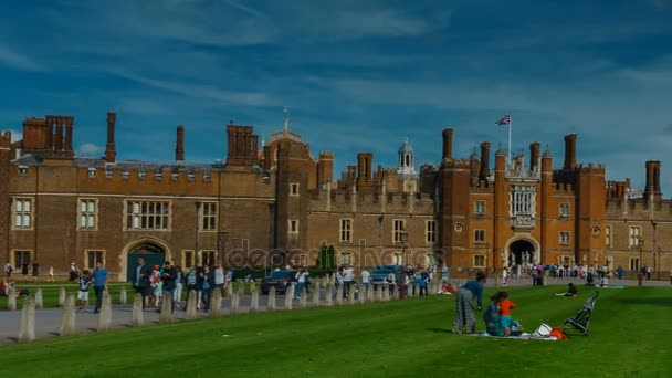 Hampton Court Palace en Londres, Inglaterra, Reino Unido — Vídeo de stock