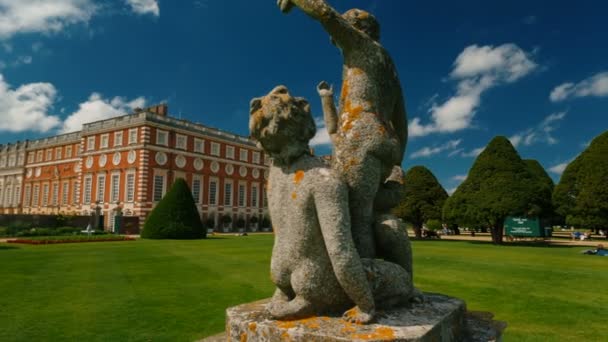 Hampton Court Palace, Лондон, Англия, Великобритания — стоковое видео