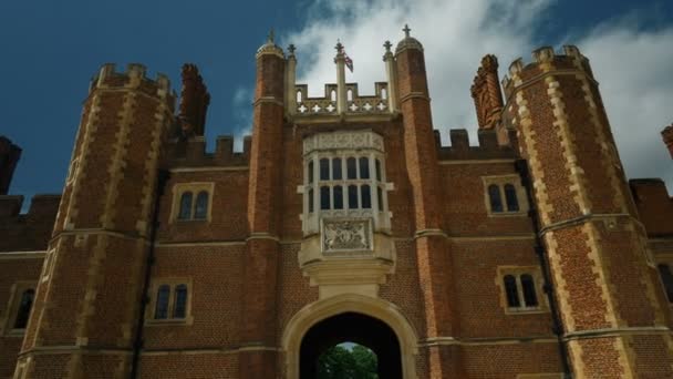 Hampton Court Palace με το Union Jack — Αρχείο Βίντεο