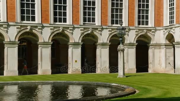 Hampton Court Palace em Londres, Inglaterra, Reino Unido — Vídeo de Stock