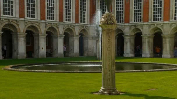 Hampton Court Palace στο Λονδίνο, Αγγλία, Ηνωμένο Βασίλειο — Αρχείο Βίντεο